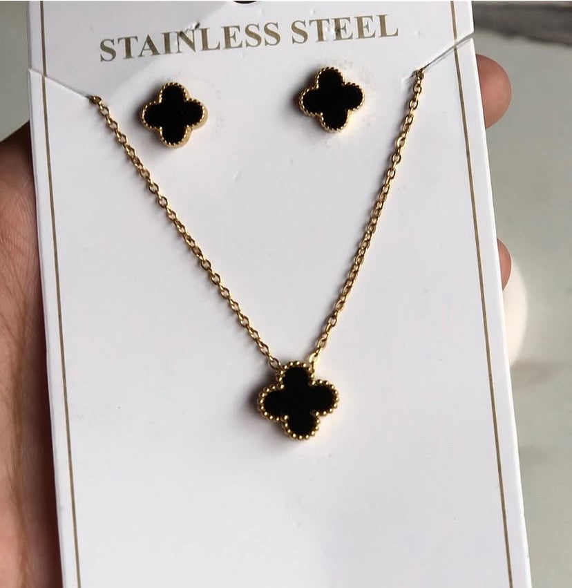 Clover Pendant And Studs